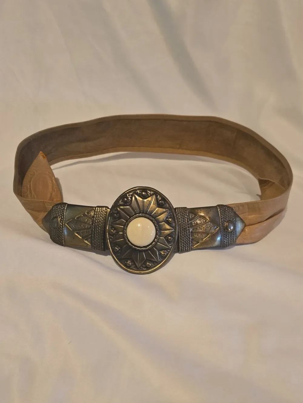 Vintage-Inspired Tan Leather Belt with Decorative Metal Medallion. Great Cond!